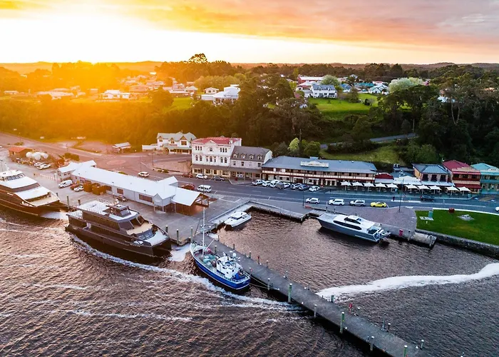 Golf hotels Strahan Village