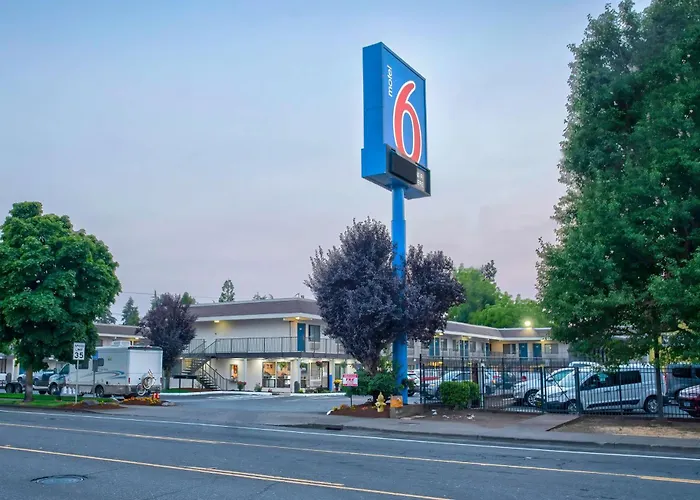 Cheap hotel: Motel 6-Salem, Or