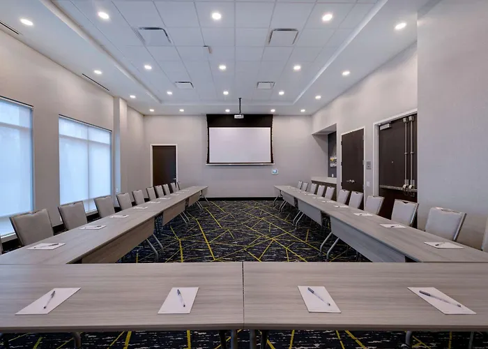Dog friendly hotels Hampton Inn & Suites Burlington, Ontario, Canada