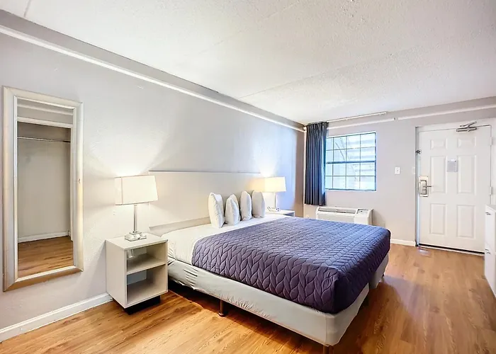 Beach hotel: Soho Inn And Suites Jacksonville North