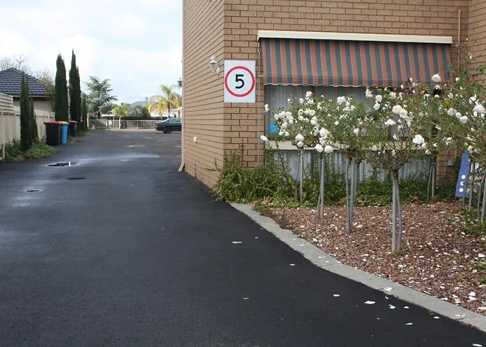 Pet Friendly hotel: Country Home Motor Inn