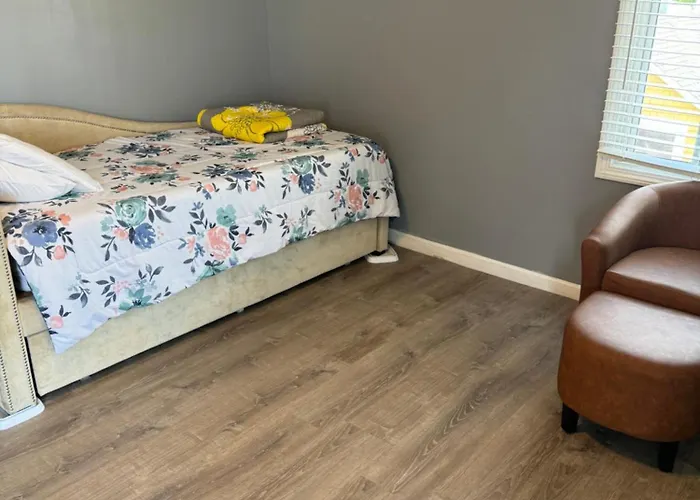 Villa: 12 Ashworth Ave Suites