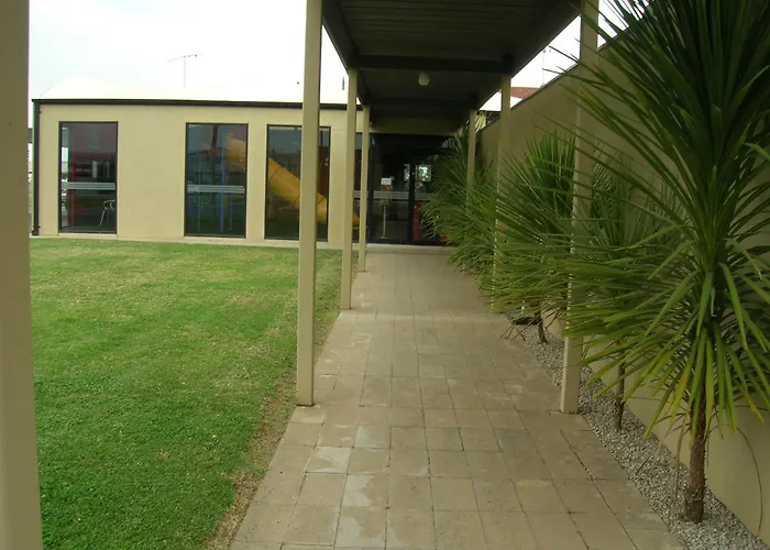 Cheap hotel: Overlander Hotel Motel