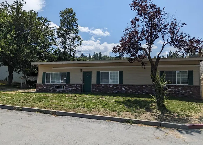 Hotel near College: Hi-Lo Motel, Cafe And Rv Park Mount Shasta Area