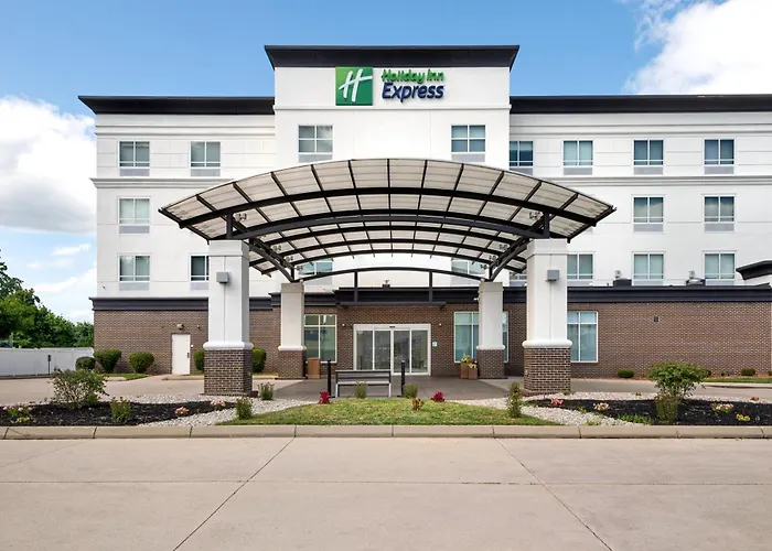 Hotel with pool: Holiday Inn Express Richmond By Ihg