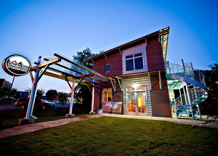 Hotel near College: The Crash Pad: An Uncommon Hostel
