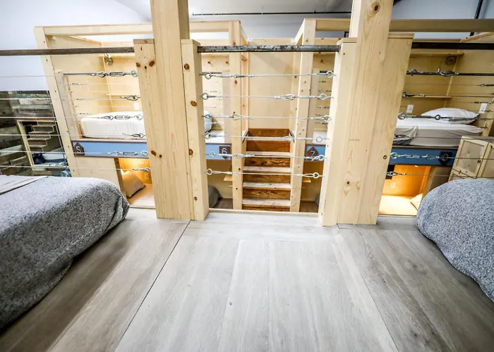 Hotel near College: Podshare San Francisco Marina