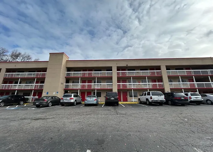 Pet Friendly hotel: Live In Lodge Gainesville