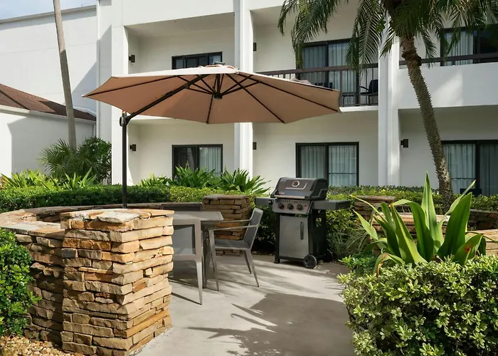 Hotels with pool Courtyard Melbourne West