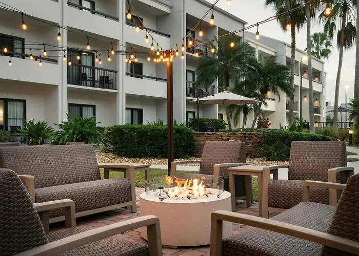 Hotels with pool Courtyard Melbourne West