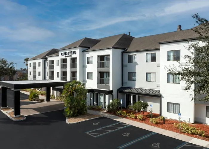 Hotel with pool: Courtyard By Marriott Lakeland