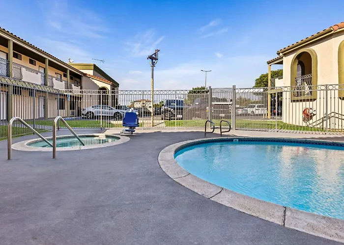 Hotel with pool: Rodeway Inn Santa Ana - Garden Grove
