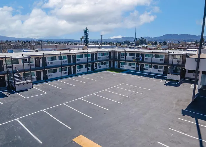 Inland Inn & Suites