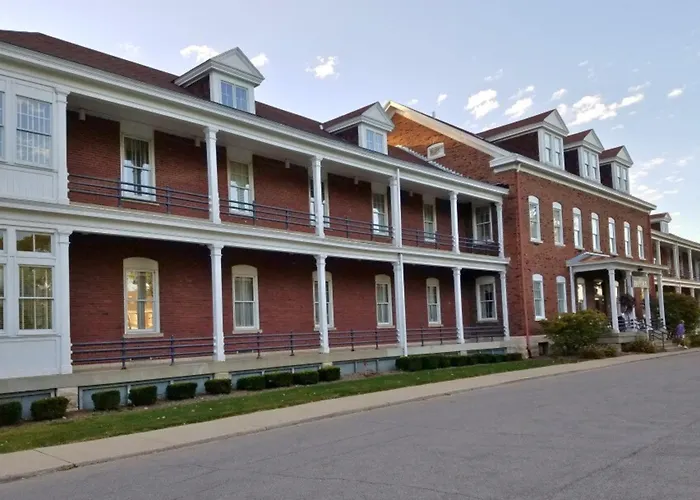 Hotel: Fort Harrison State Park Inn