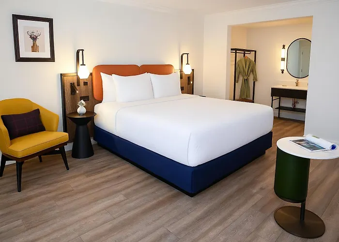 Hotel with pool: The Woodrose- Newly Renovated