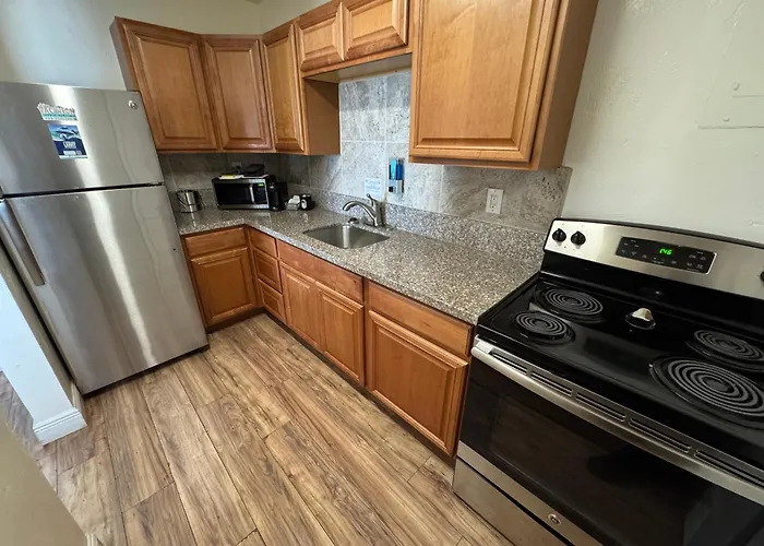 Cheap hotel: Knight'S Key Suites