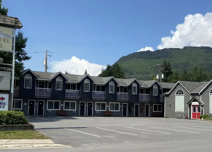 Monashee Lodge