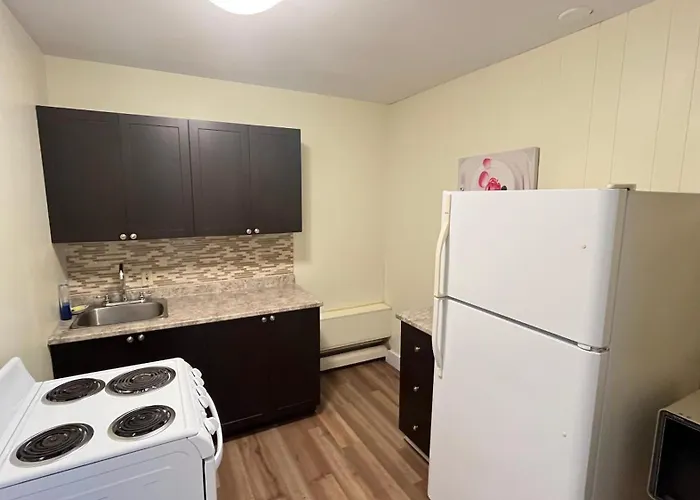 Admiral'S Quay Motel & Suites