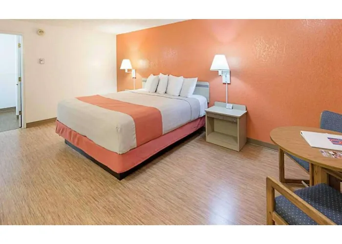 Hotel near College: Motel 6 Gold Beach