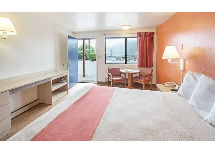 Hotel near College: Motel 6 Gold Beach