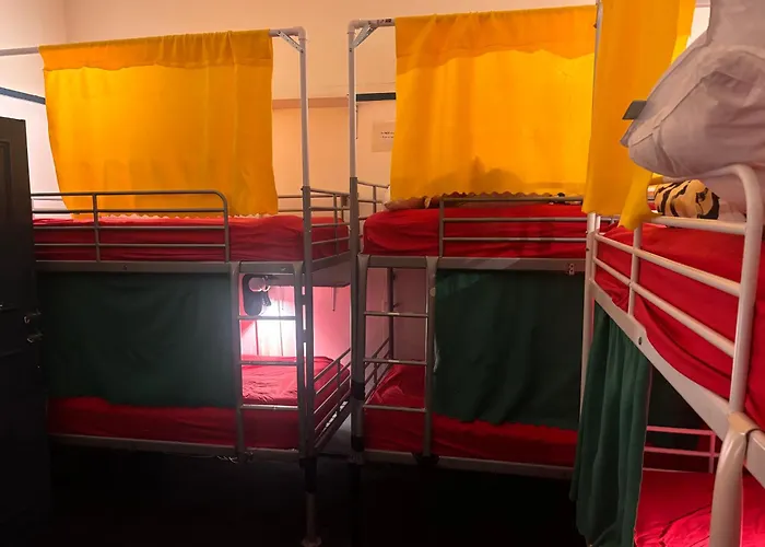 Hotel pres du College: Shiralee Hostel -Note - Valid Passport Required To Check In