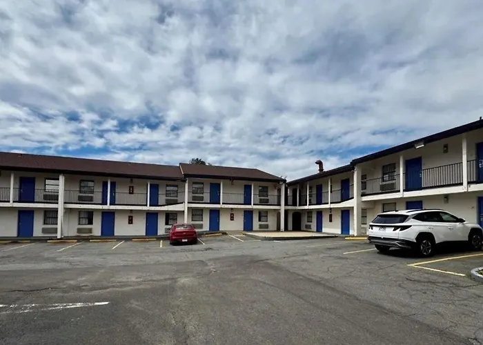 Dog friendly hotels Budget Host Inn- Medical Center