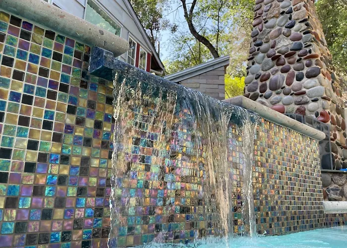 Rivery Retreat, Choose From Luxury Guesthouse Cabin Or Poolside Suite In Lake Austin Hill Country
