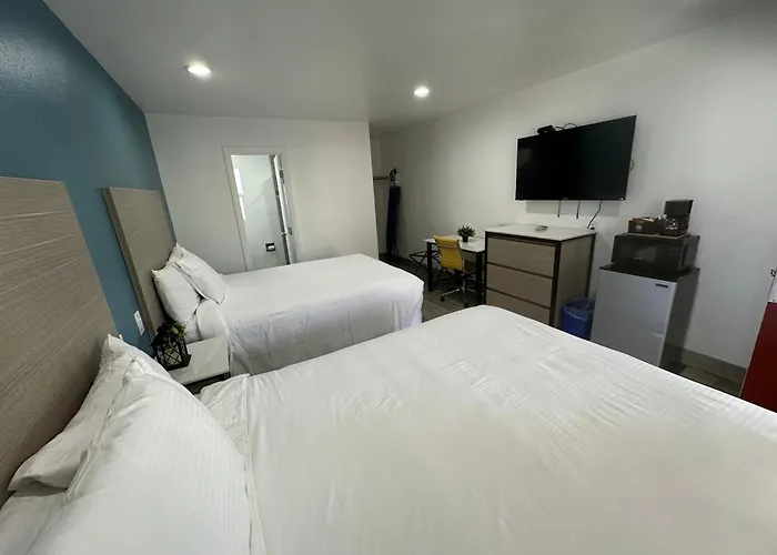 Hotel: Town And Country Inn