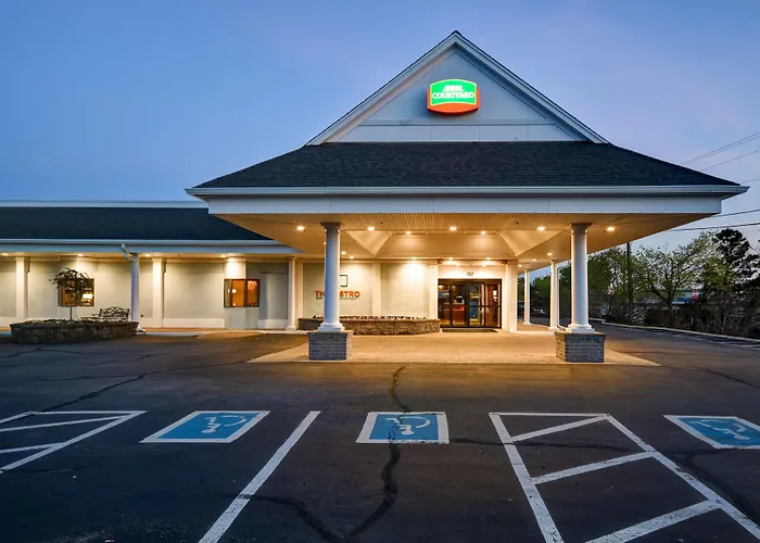Hotel with Tennis: Courtyard Cape Cod Hyannis