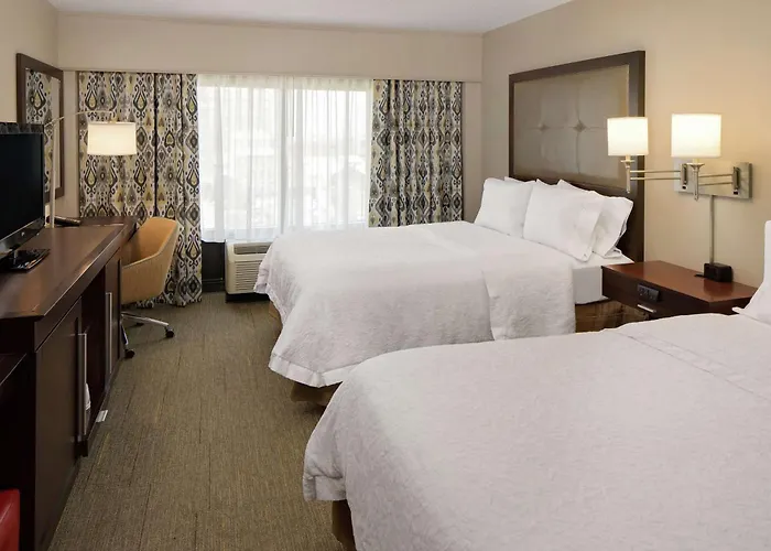 Hotel with pool: Hampton Inn Louisville Downtown