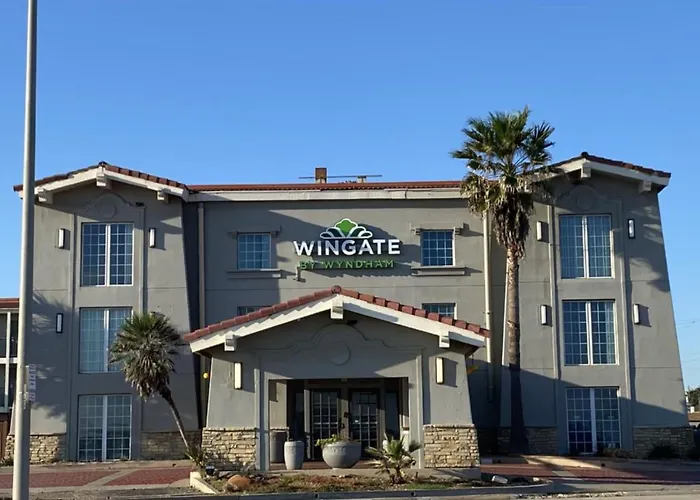 Wingate By Wyndham Beachfront At The Seawall