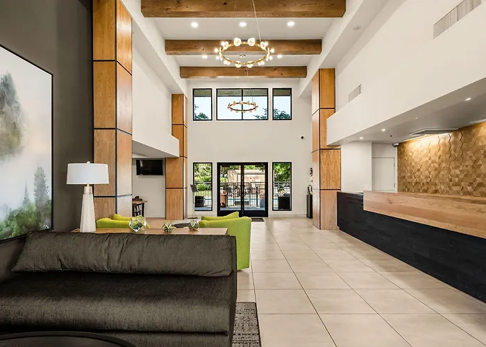 Pet Friendly hotel: Oxford Suites Redding