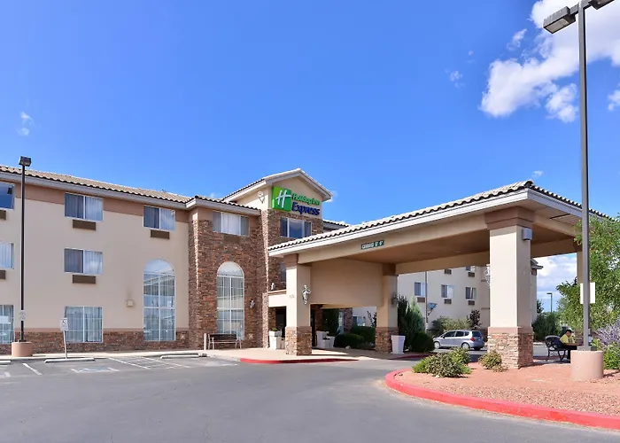 Hotel with pool: Holiday Inn Express & Suites Farmington Bloomfield By Ihg