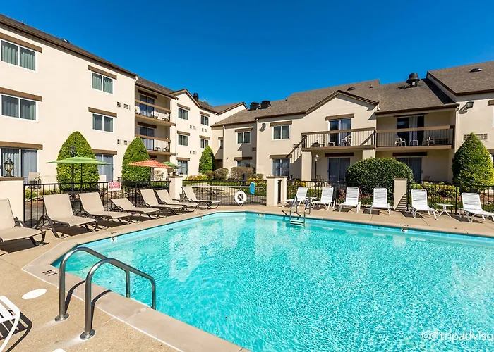 Club Inn & Suites