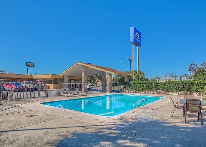 Pet Friendly hotel: Americas Best Value Inn Uvalde
