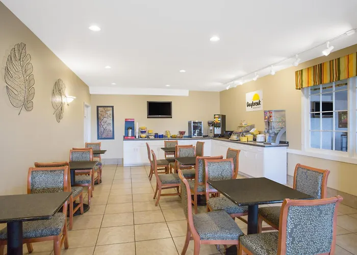 Cheap hotels Days By Wyndham Chester