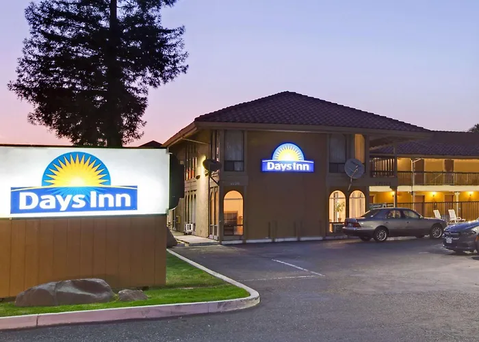 Hotel with pool: Days Inn By Wyndham San Jose Convention Center