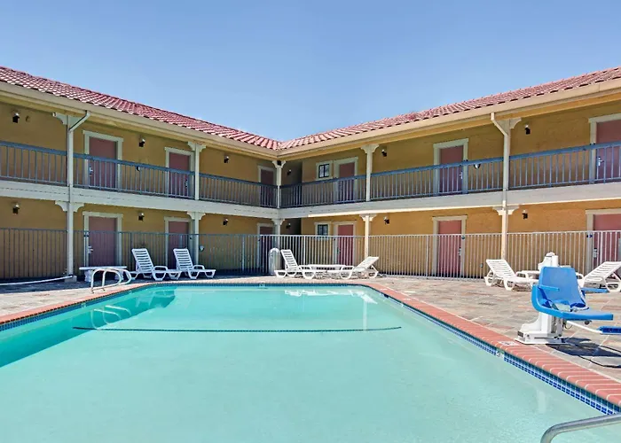 Hotel with pool: Days Inn By Wyndham San Jose Convention Center