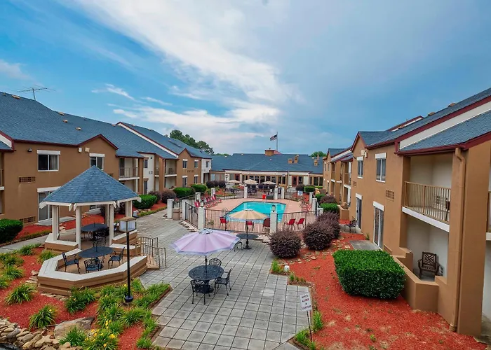 Hotel with pool: Red Roof Inn Plus+ & Suites Knoxville West - Cedar Bluff