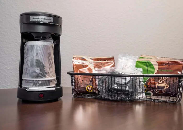 Hotel with pool: Red Roof Inn Plus+ & Suites Knoxville West - Cedar Bluff