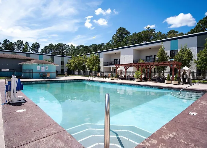Pet Friendly hotel: Cottonwood Suites Savannah Hotel & Conference Center