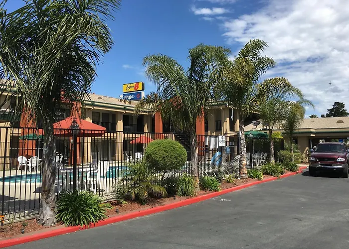 Super 8 By Wyndham Salinas