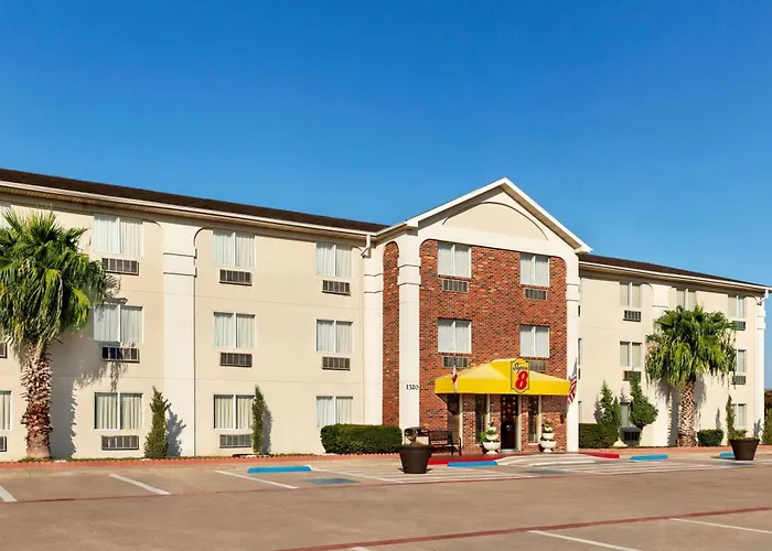Pet Friendly hotel: Super 8 By Wyndham Waco University Area