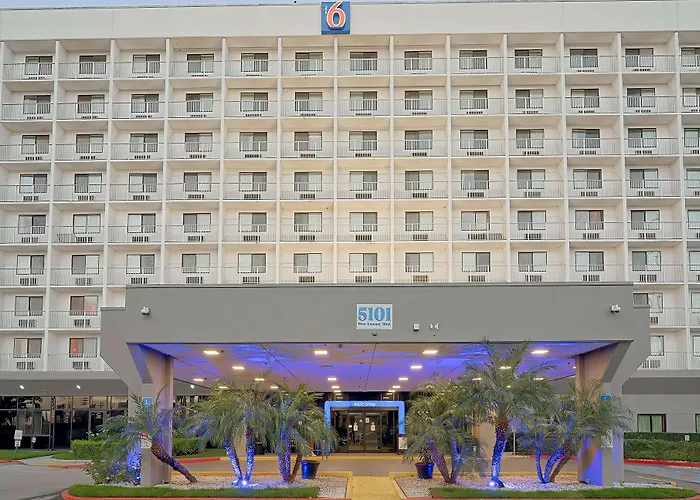 Hotel near College: Motel 6-Los Angeles, Ca - Los Angeles - Lax