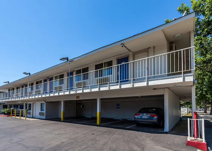Central hotel: Motel 6 Sacramento, Ca - Downtown