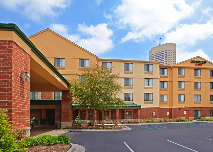 Hotels with pool Courtyard Indianapolis At The Capitol