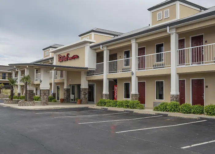 Red Roof Inn & Suites Calhoun