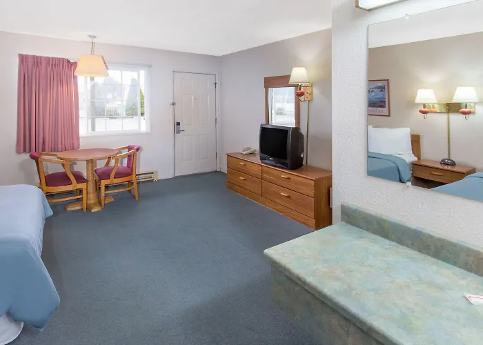 Cheap hotel: Redwood Inn