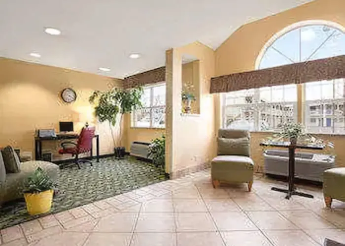 Beach hotel: Days Inn & Suites By Wyndham Lafayette In