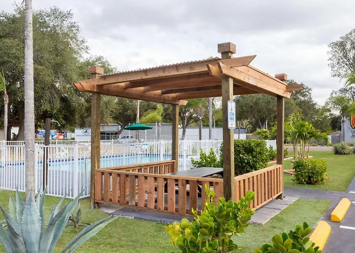 Super 8 By Wyndham Sarasota Near Siesta Key